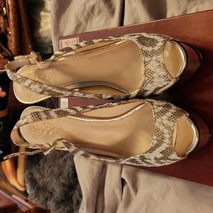 Vince Camuto Gold and White heels size 8 euc